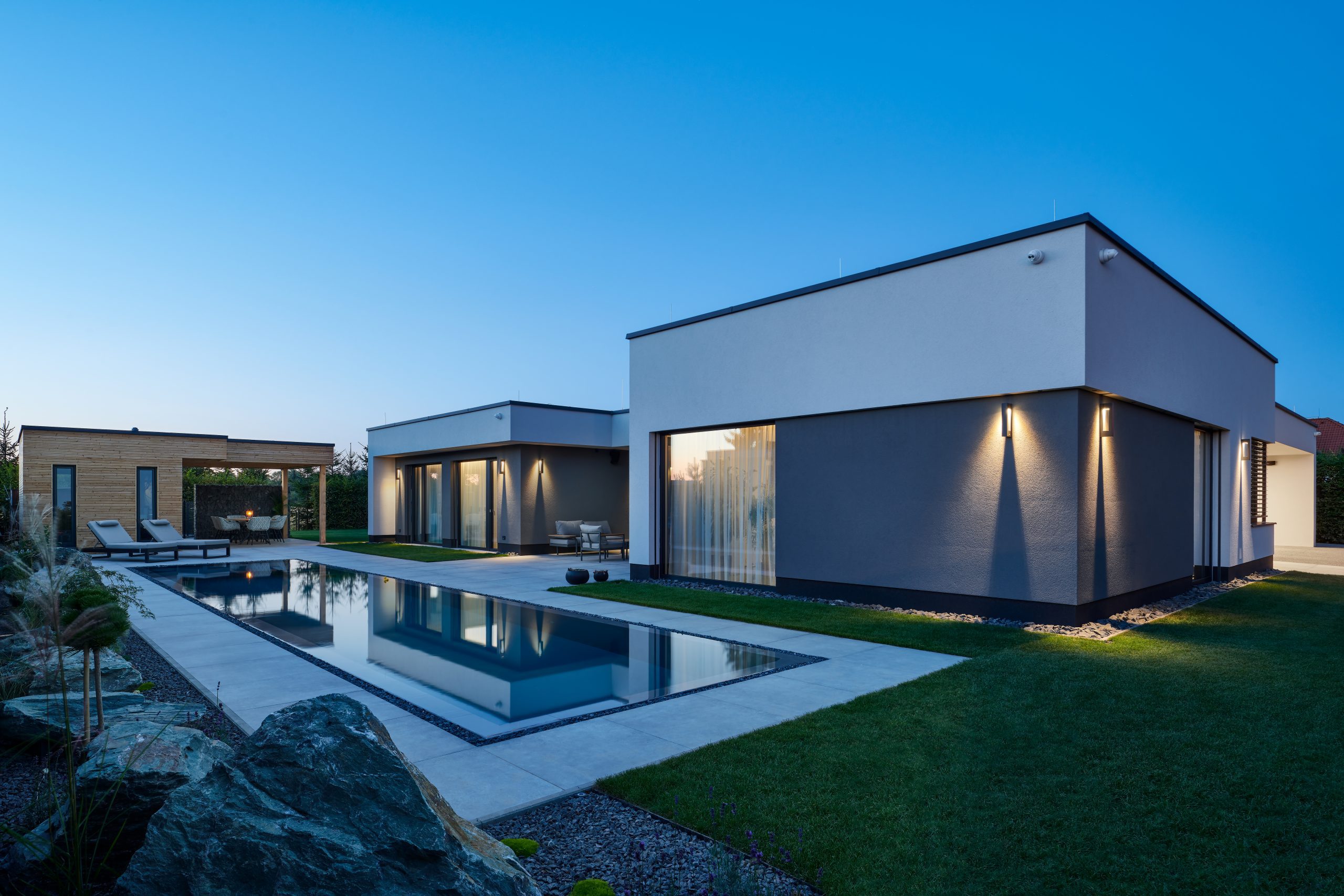 Inteligentní moderní bezbariérová dřevostavba realizovaná firmou 3AE s bazénem a velkými okny v české krajině