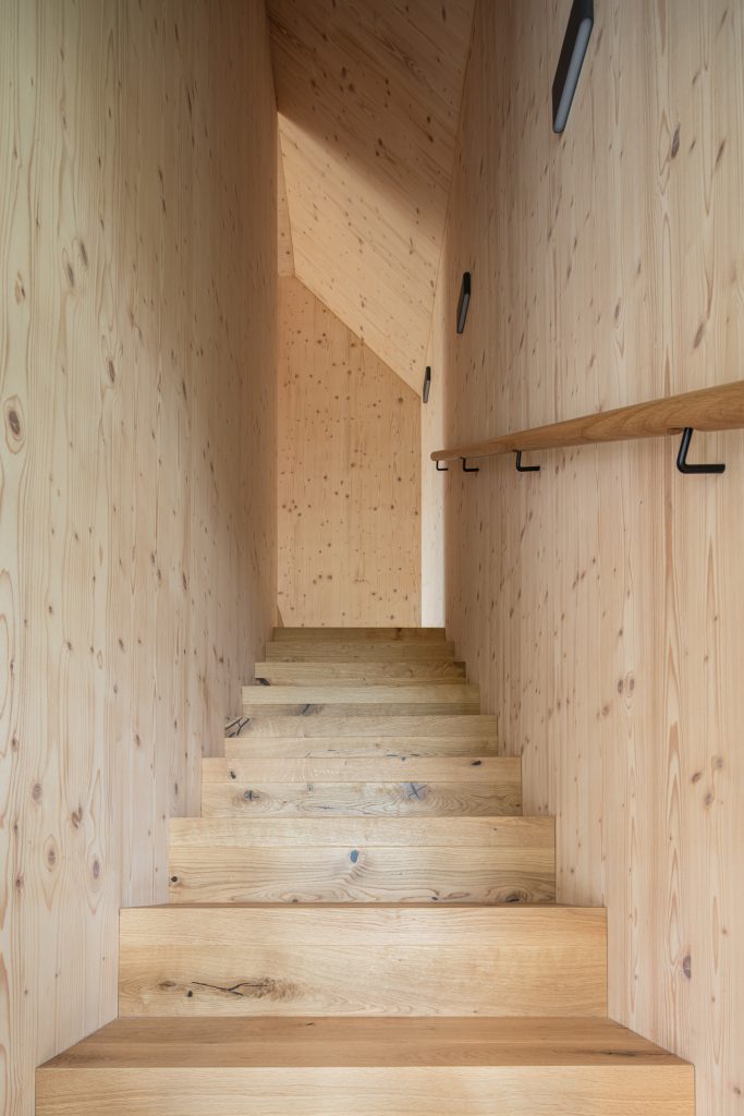 Schodiště s dřevěnými detaily