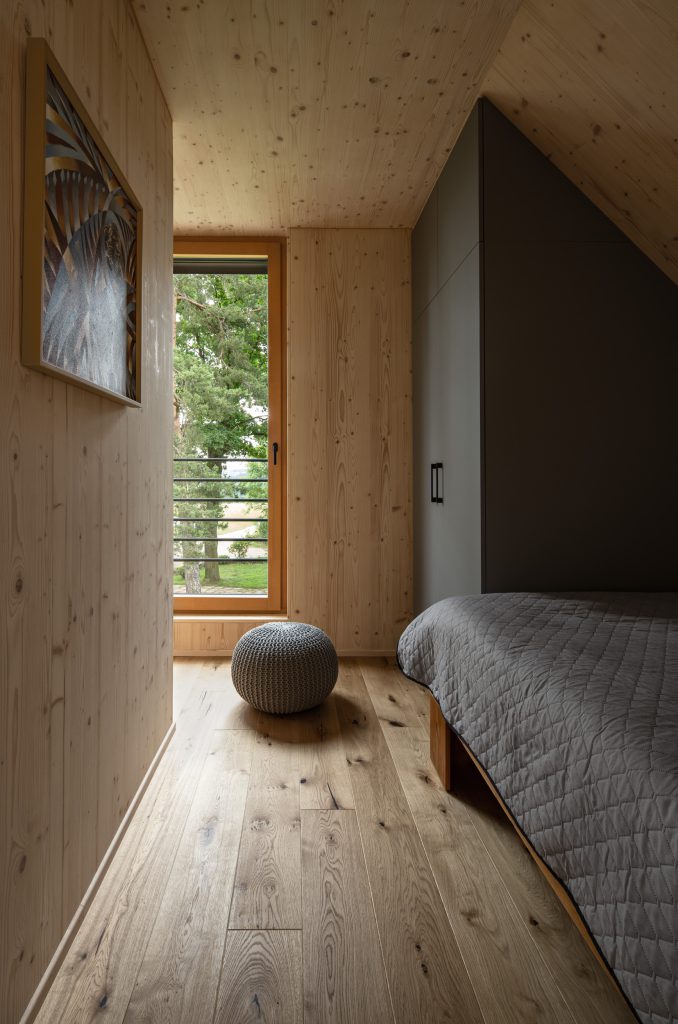 Minimalistická ložnice v chatě