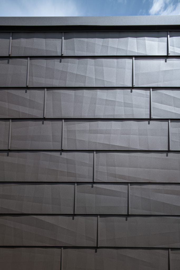 Detail fasády Lesní chaty s texturou evokující přírodní motivy