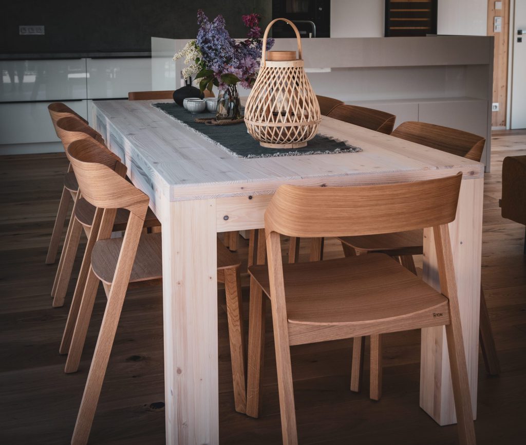 Jídelní stůl z masivního dřeva v interiéru dřevostavby