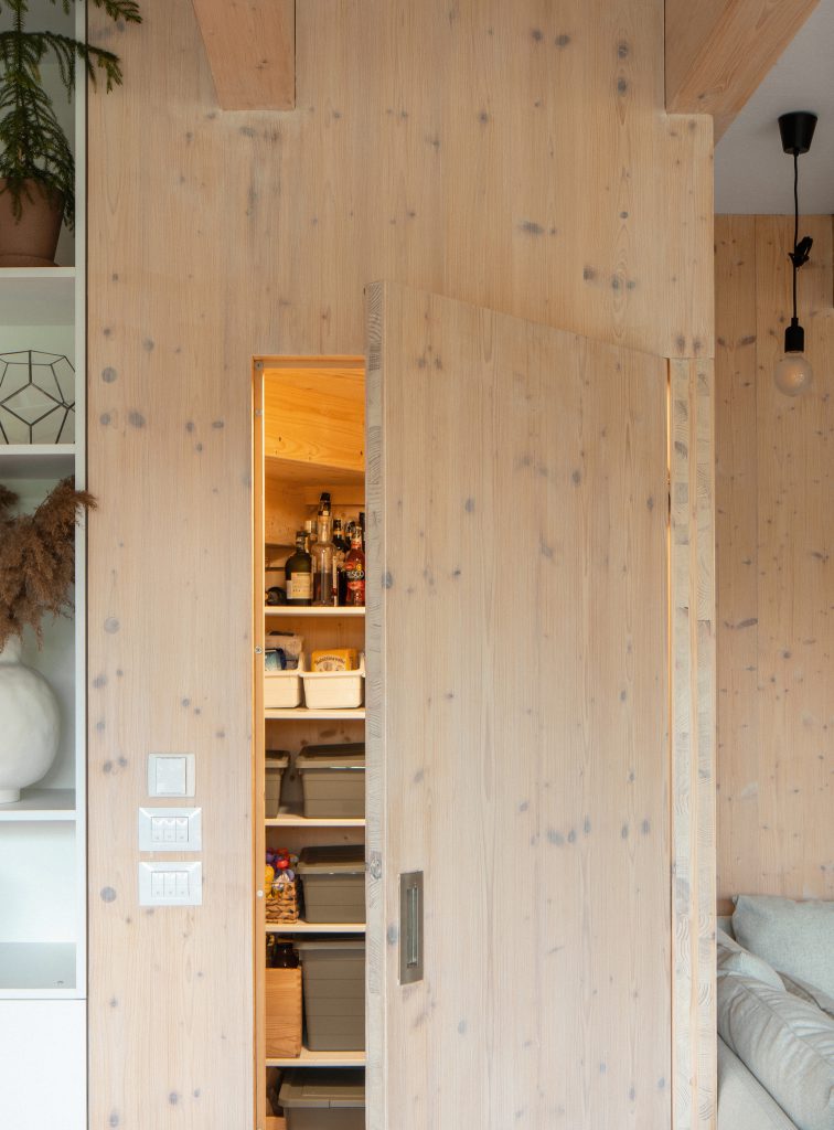 Skryté dřevěné dveře z Novatopu ve stěně z CLT panelu