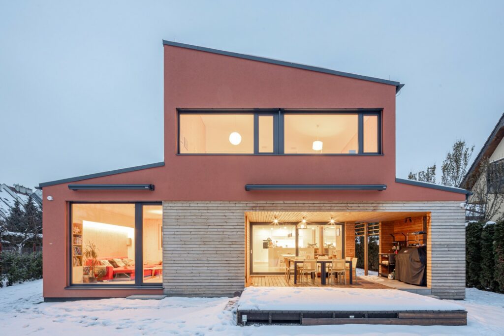 Moderní pasivní dům v Praze s dřevěnou terasou a velkými okny do zahrady