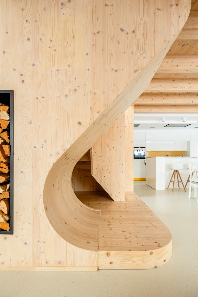 Detail dřevěného designového schodiště s vlnou z CLT panelu