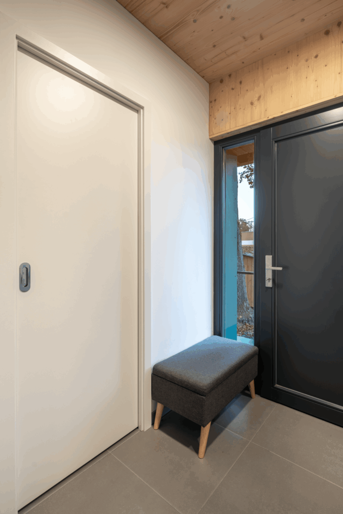 Chodba s moderními dveřmi a dřevěnými prvky v interiéru