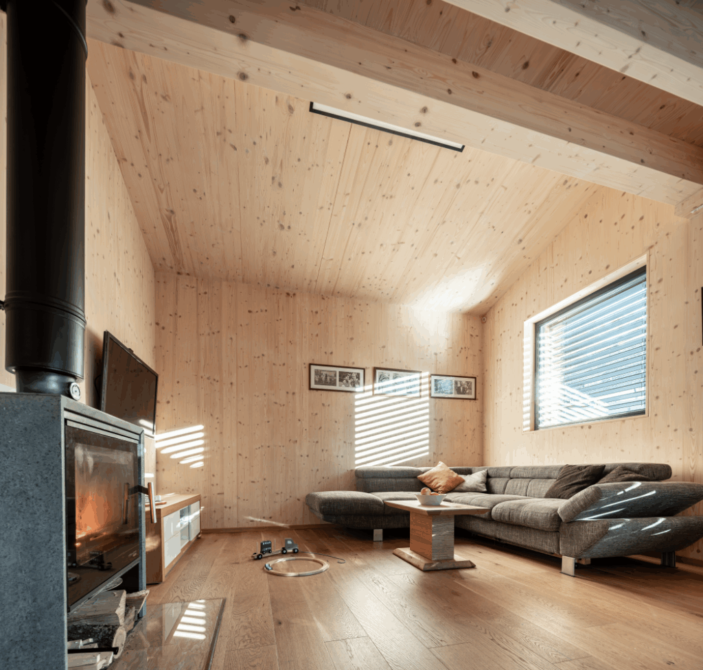 Obývací pokoj s krbem a dřevěnými stěnami v interiéru rodinného domu