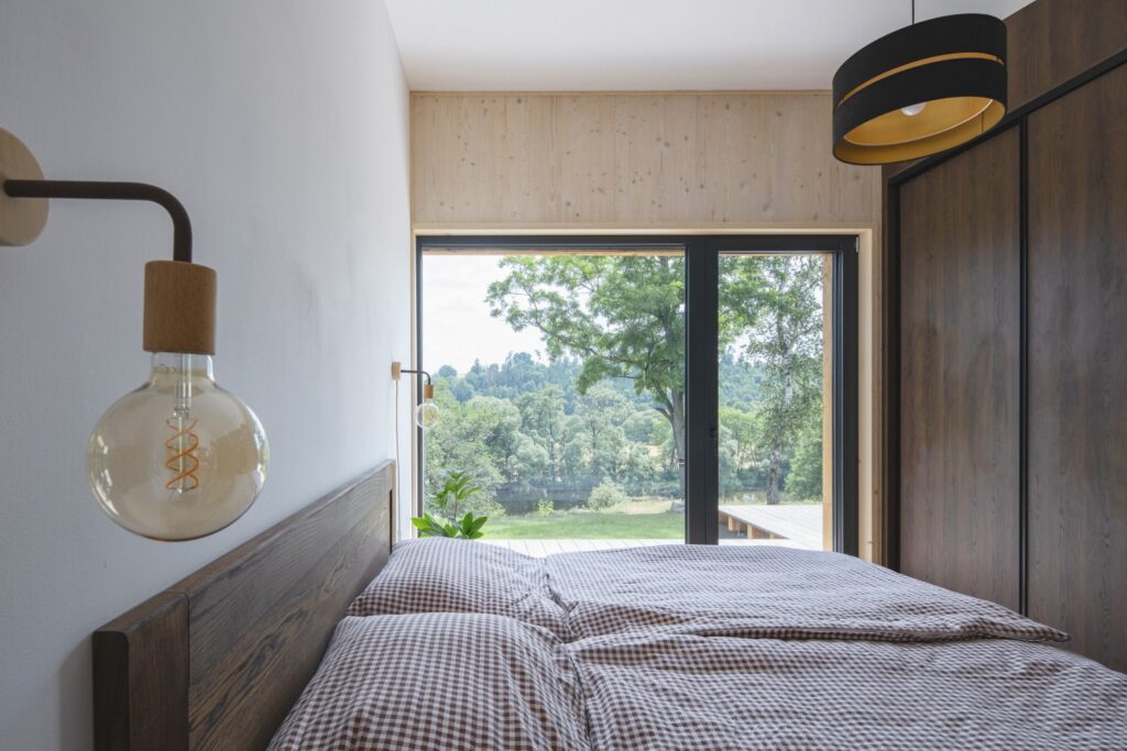 Ložnice s velkým prosklením a výhledem do přírody