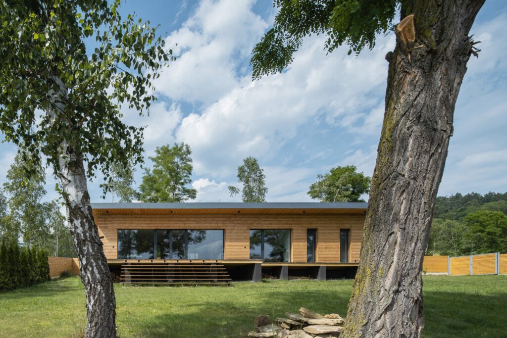 Víkendový dům od architekta Lukáše Pejsara z CLT panelů s dřevěnou fasádou a výhledem do přírody