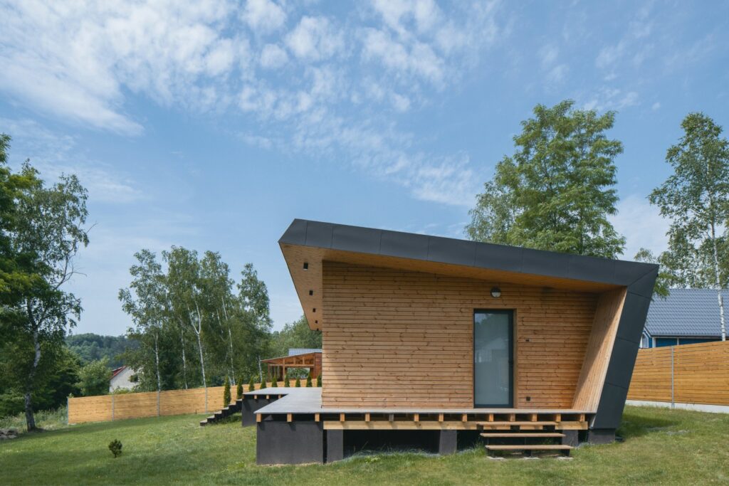 Boční pohled na víkendovou dřevostavbu s výraznou pultovou střechou