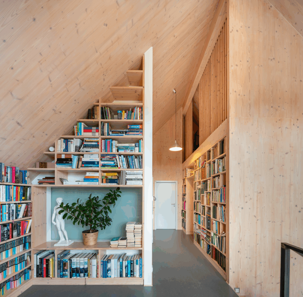 Chodba v podkroví s dřevěnými stěnami a vestavěnou knihovnou