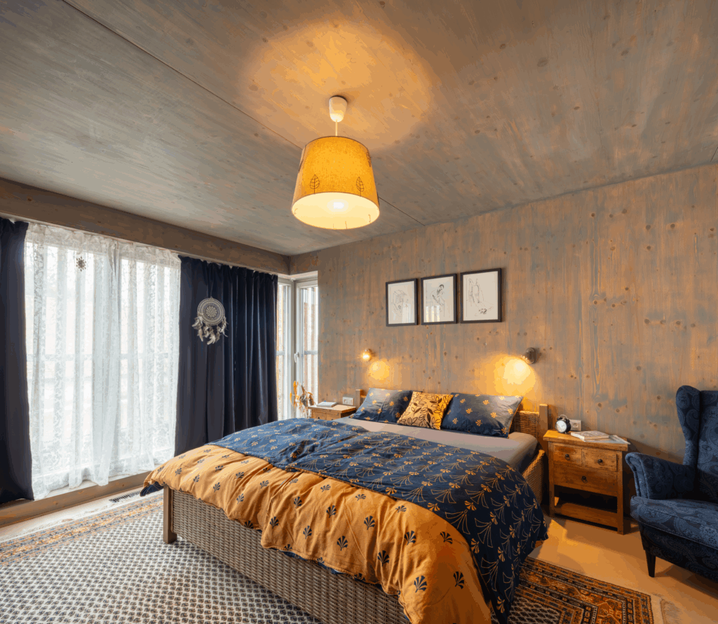 Ložnice s dvojlůžkem, dřevěným stropem a stěnami z CLT panelů