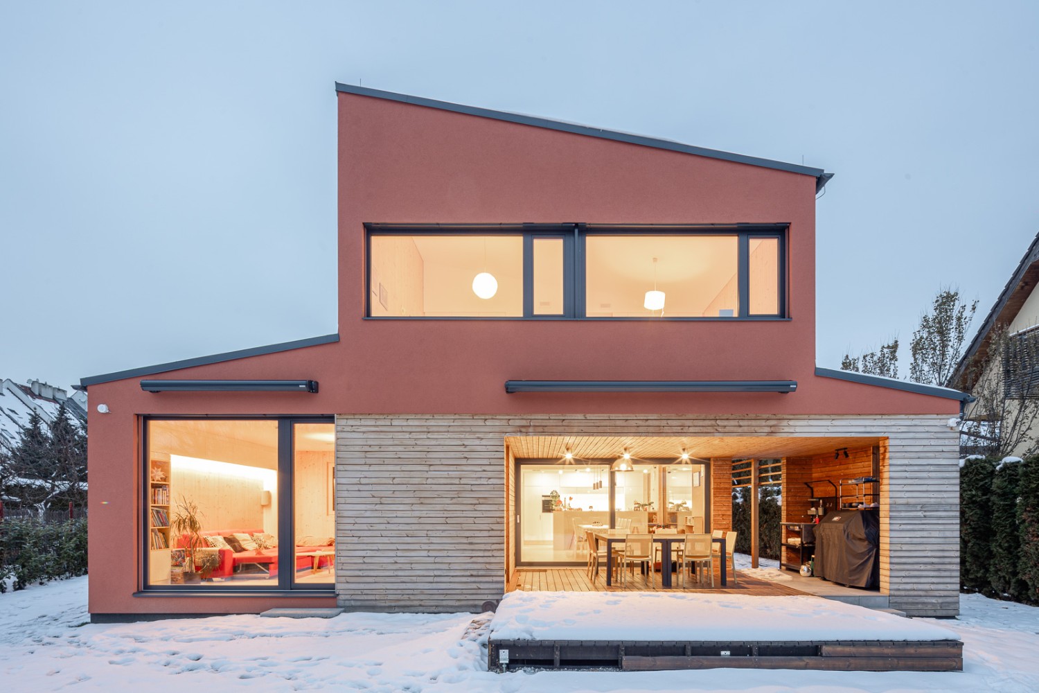 Moderní pasivní dům v Praze s dřevěnou terasou a velkými okny do zahrady