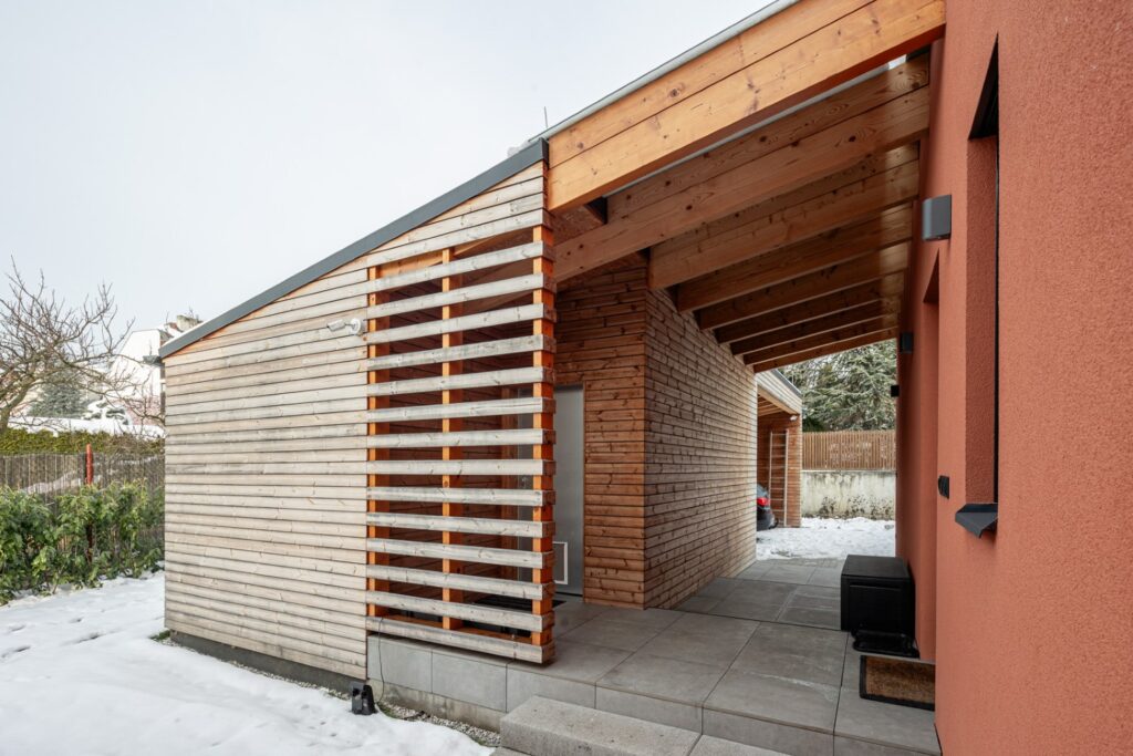 Vchod do městského domu s dřevěným obkladem a terakotovou fasádou