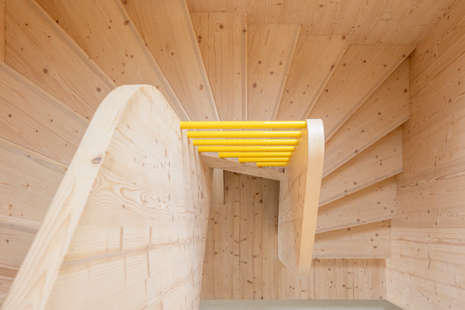 Ilustrační fotka k článku blogu o výhodách a nevýhodách dřevostavby na které je schodiště v moderní dřevostavbě