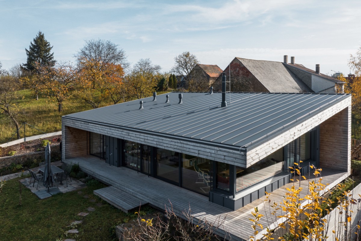 Přízemní dřevostavba od architekta Lukáše Pejsara s pultovou střechou a prosklenou fasádou do zahrady
