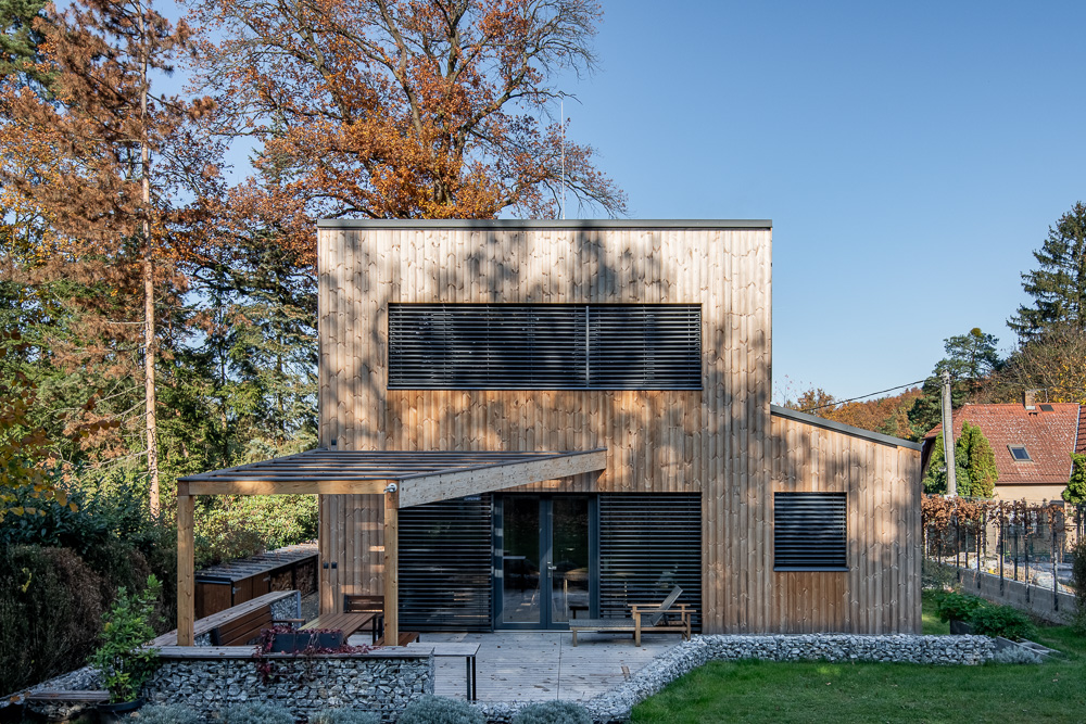 Dřevostavba se stínicí pergolou a dřevěnou fasádou z modřínu