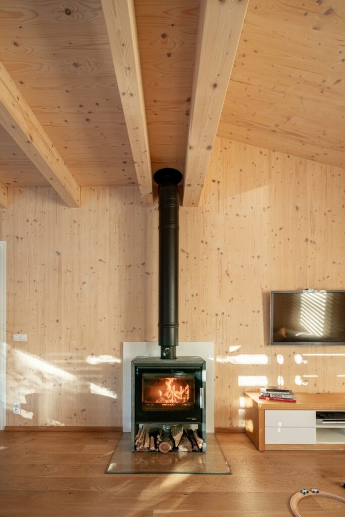 Krb s dřevěnými stěnami a stropem v obývacím pokoji