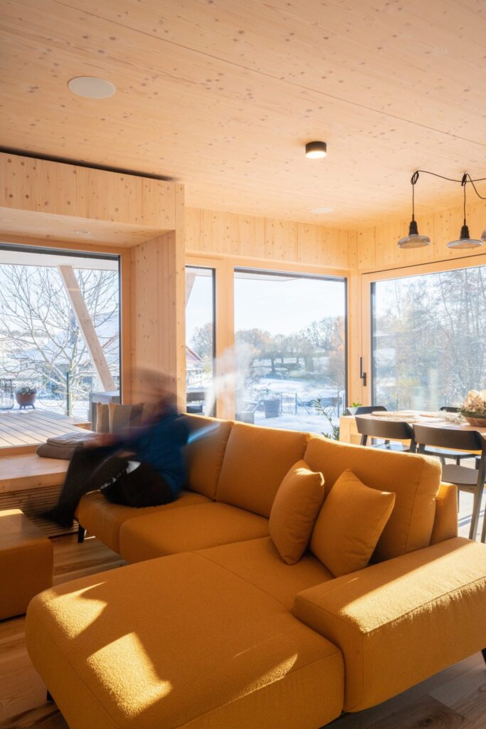 Obývací pokoj ve vzorovém domě s moderní sedačkou