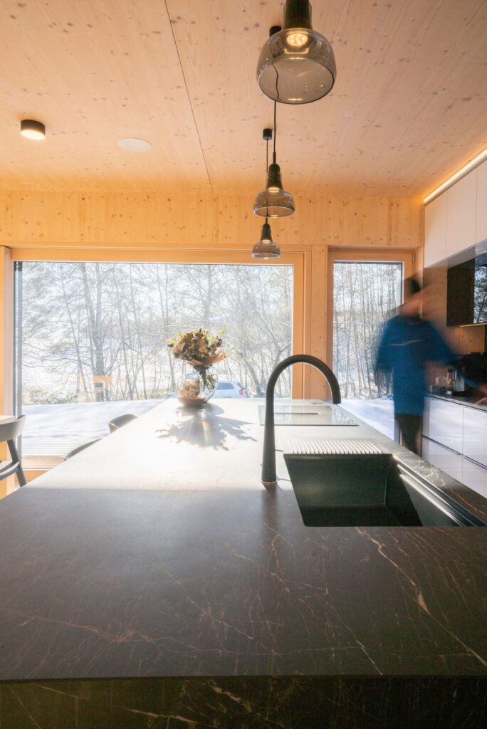 Kuchyně s velkou moderní pracovní deskou