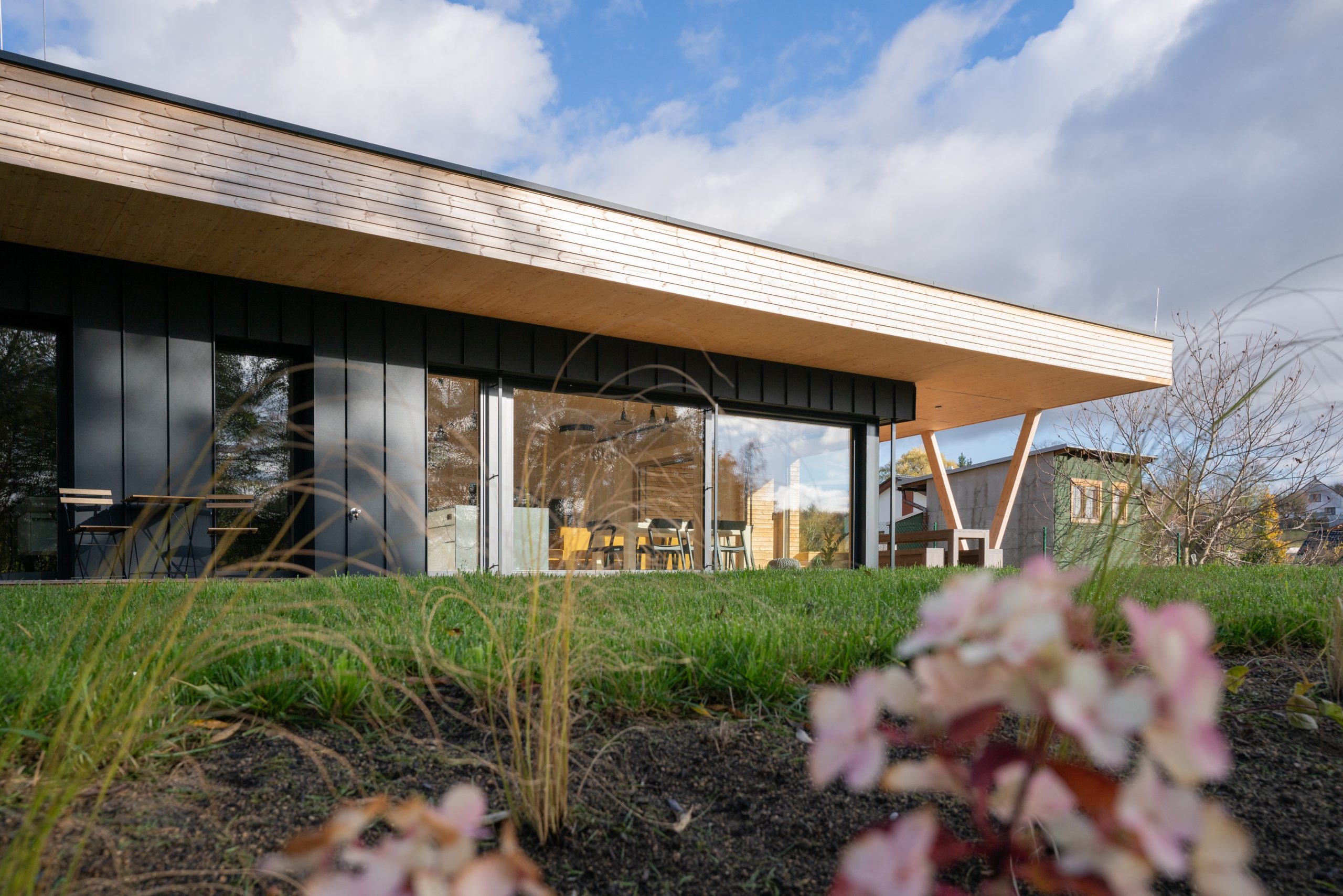 Moderní bungalov od architekta Lukáše Pejsara realizovaný firmou 3AE s dřevěnou terasou