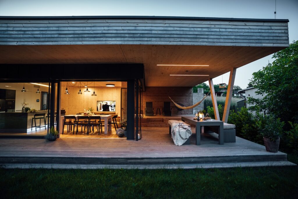 Pasivní dům z CLT panelů s proskleným obytným prostorem a dřevěnou terasou