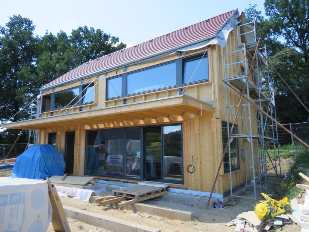 Dvoupodlažní dřevostavba z CLT panelů v průběhu výstavby s lešením