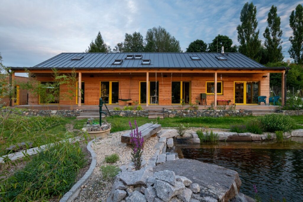 Přízemní dřevostavba s krytou terasou a zahradním jezírkem