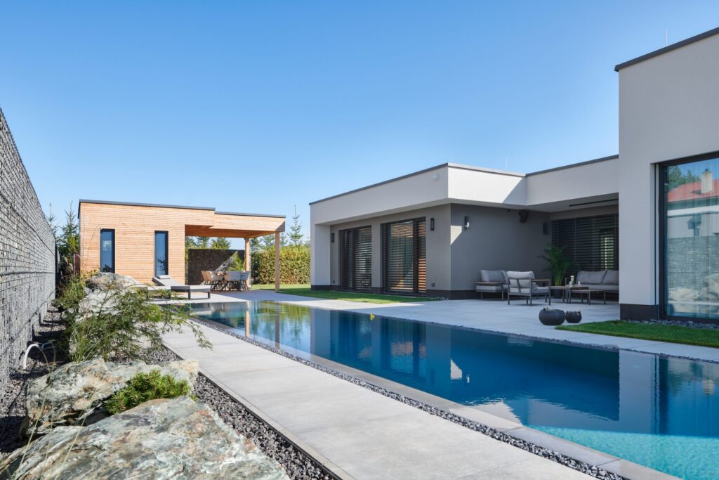 Moderní přízemní dřevostavba s bazénem, terasou a dřevěným obkladem