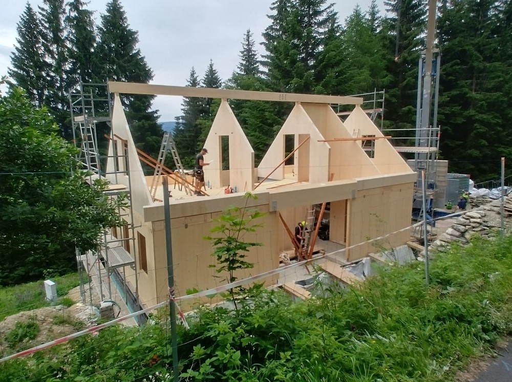 Montáž dřevostavby z CLT panelů v lesnatém horském prostředí