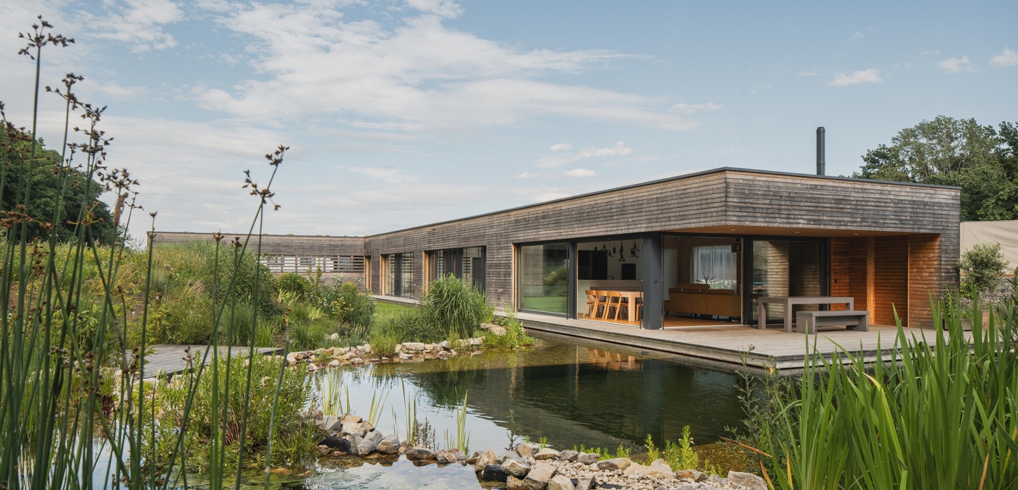 Moderní dřevostavba z CLT panelů u vodní plochy