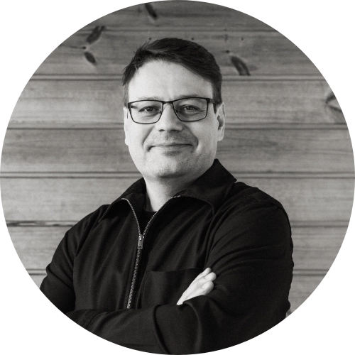 Jaroslav Peroutka, zakladatel 3AE a manažer realizace – černobílý portrét.