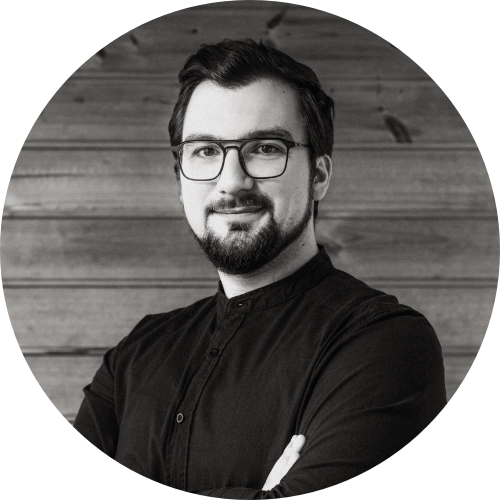 Černobílý portrét projektanta 3AE specializovaného na technickou dokumentaci a konstrukční detaily domů z masivního dřeva.