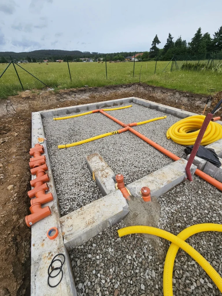 Příprava kanalizačních rozvodů a odvětrání radonu v základové konstrukci projektu Za lány.
