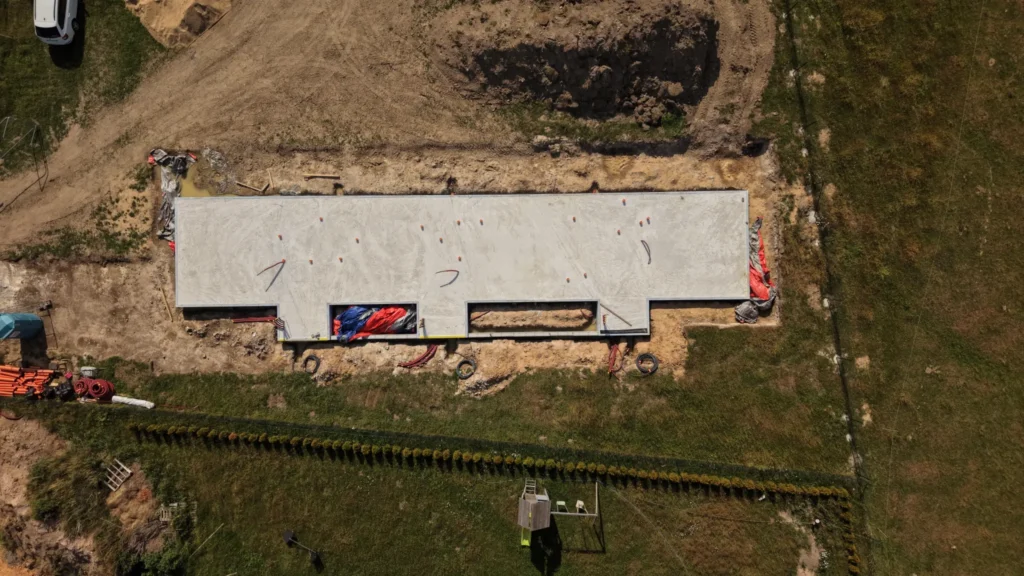 Letecký pohled na dokončenou základovou desku projektu Za lány s připravenými prostupy technických instalací.